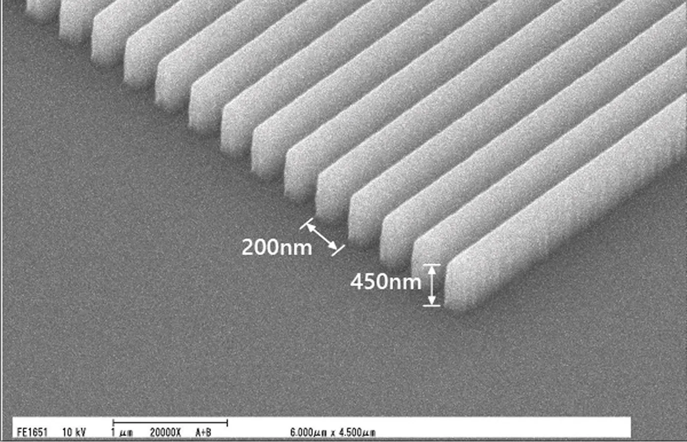 ピッチ200nm、深さ450nmのLine&Spaceパターン