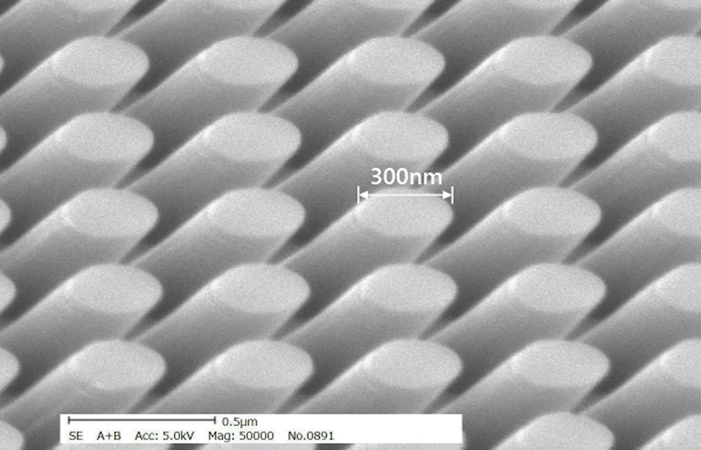 Φ300nm、深さ300nmの傾斜ドットパターン