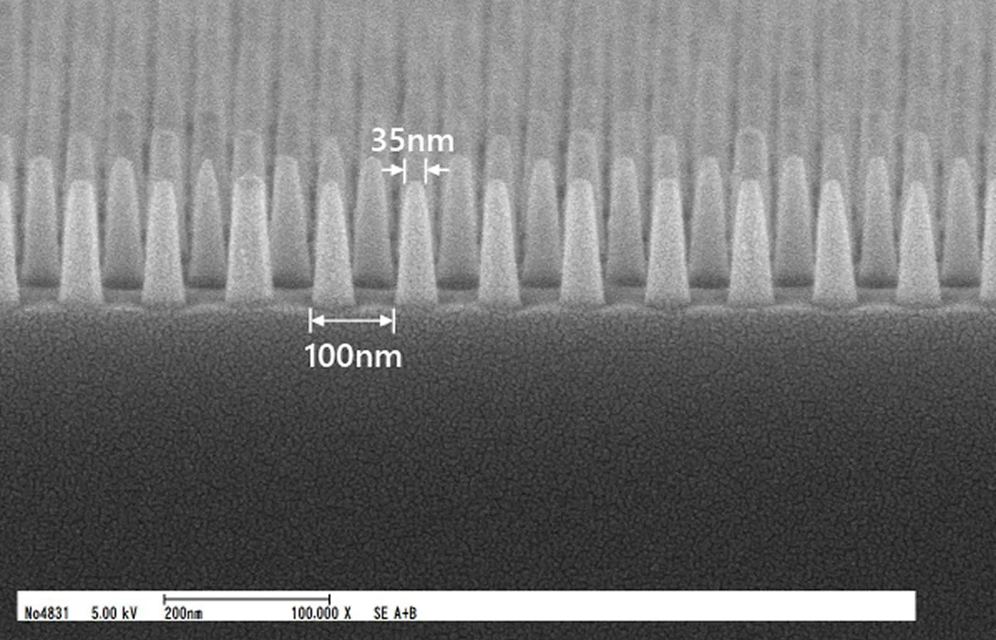 Φ35nm、ピッチ100nmのピラーパターン
