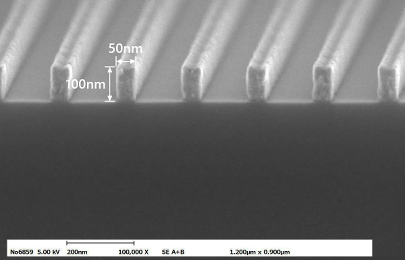 線幅50nm、高さ100nmの直線リフトオフパターン