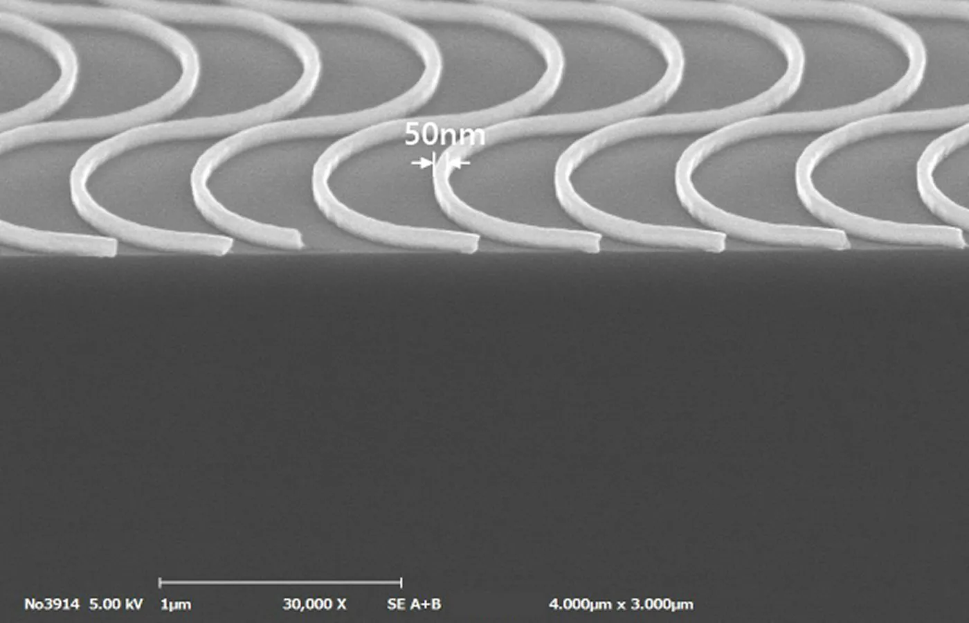 線幅50nm、高さ100nmの曲線リフトオフパターン