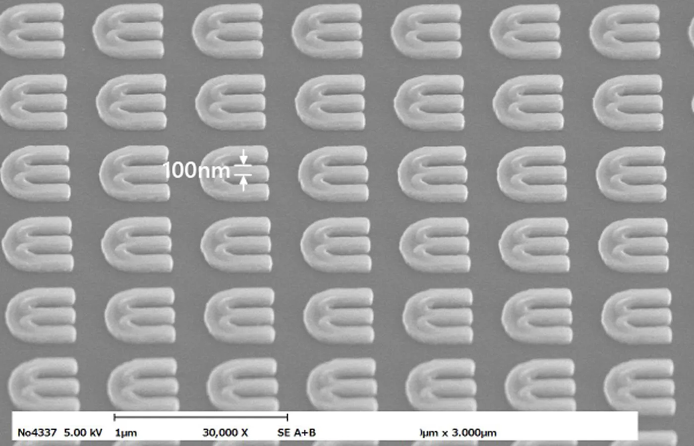 線幅100nm、高さ100nmのリフトオフパターン