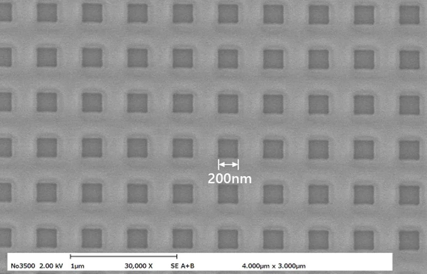 ピッチ400 nm、一辺200 nmの四角形パターン